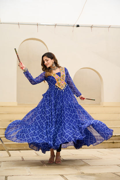 Eleganter rosa-grauer Braut-Lehenga mit Zarkan-Stickerei und Pailletten