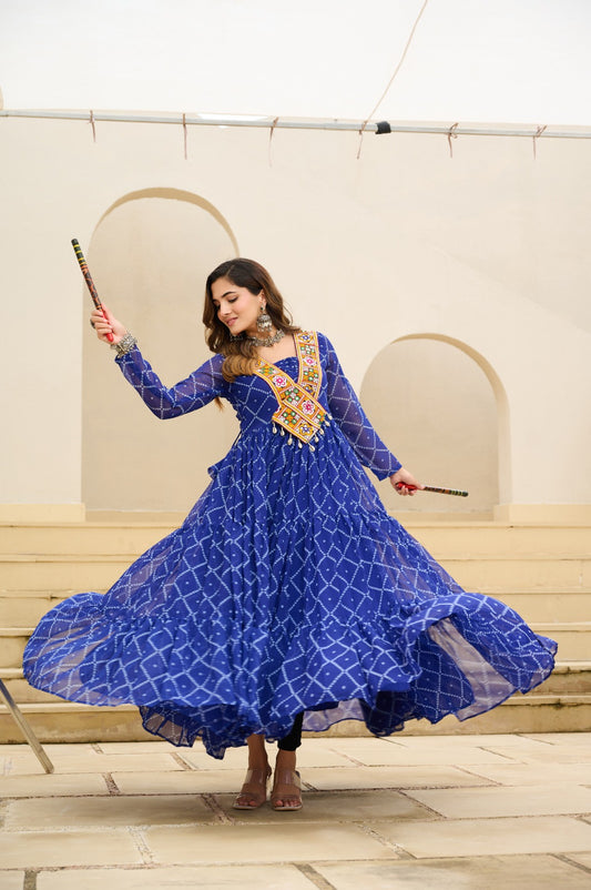 Eleganter rosa-grauer Braut-Lehenga mit Zarkan-Stickerei und Pailletten