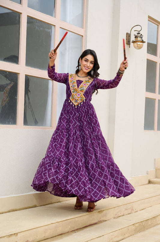 Eleganter rosa-grauer Braut-Lehenga mit Zarkan-Stickerei und Pailletten