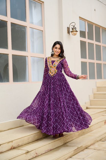 Eleganter rosa-grauer Braut-Lehenga mit Zarkan-Stickerei und Pailletten