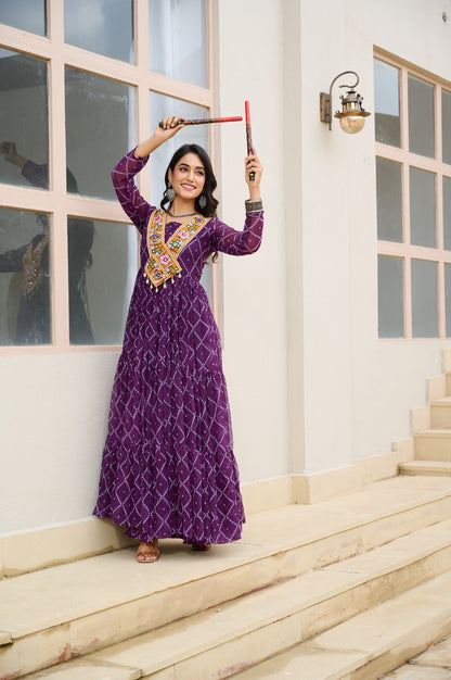 Eleganter rosa-grauer Braut-Lehenga mit Zarkan-Stickerei und Pailletten