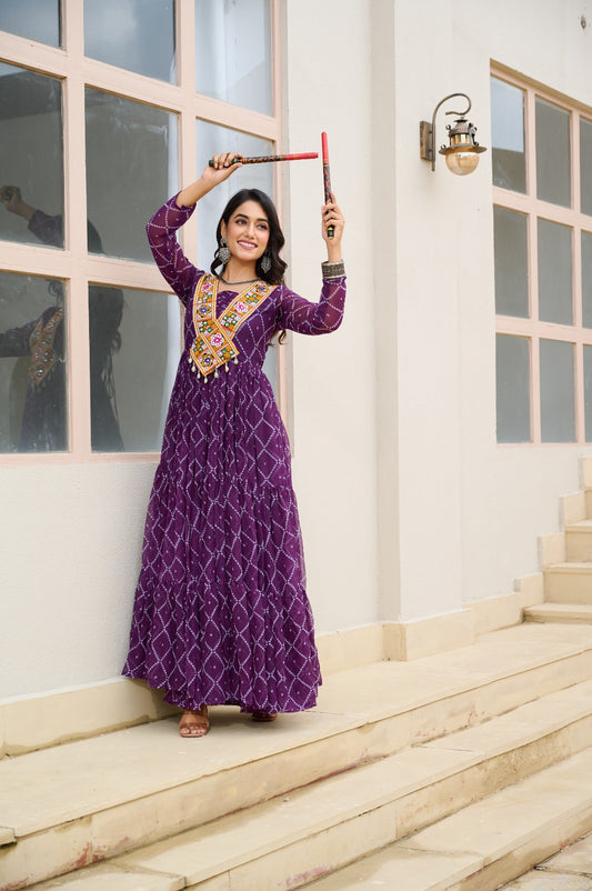 Eleganter rosa-grauer Braut-Lehenga mit Zarkan-Stickerei und Pailletten