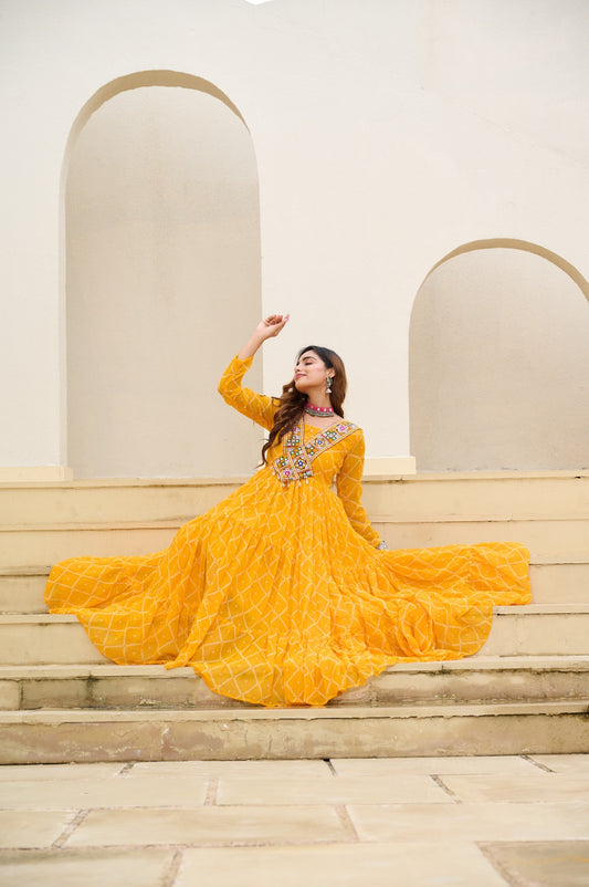 Eleganter rosa-grauer Braut-Lehenga mit Zarkan-Stickerei und Pailletten