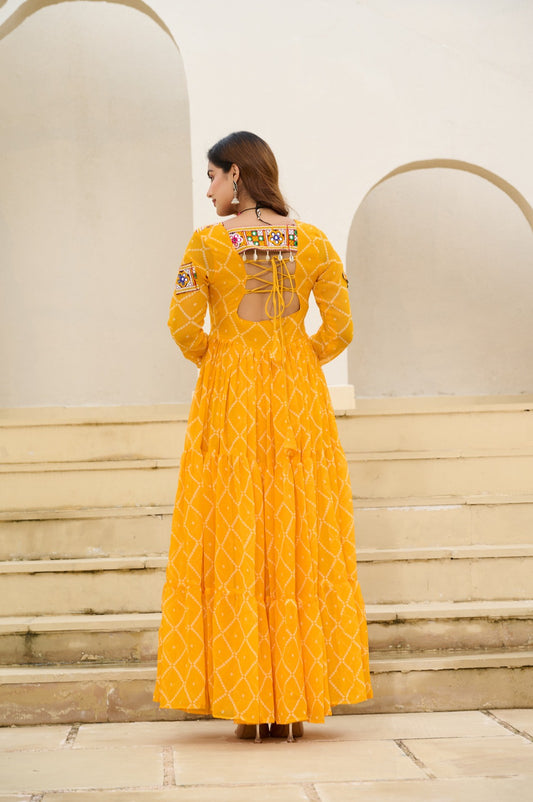 Eleganter rosa-grauer Braut-Lehenga mit Zarkan-Stickerei und Pailletten