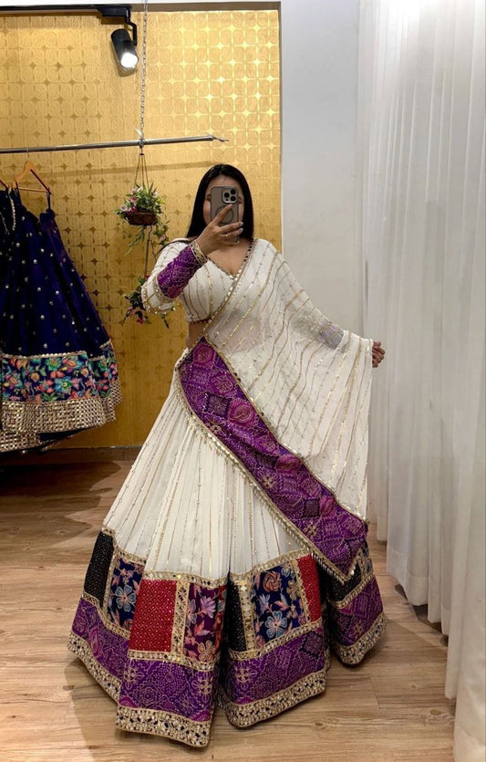 Lehenga Chaniya Choli Navratri blanc violet en georgette premium avec broderies sequins et patchwork
