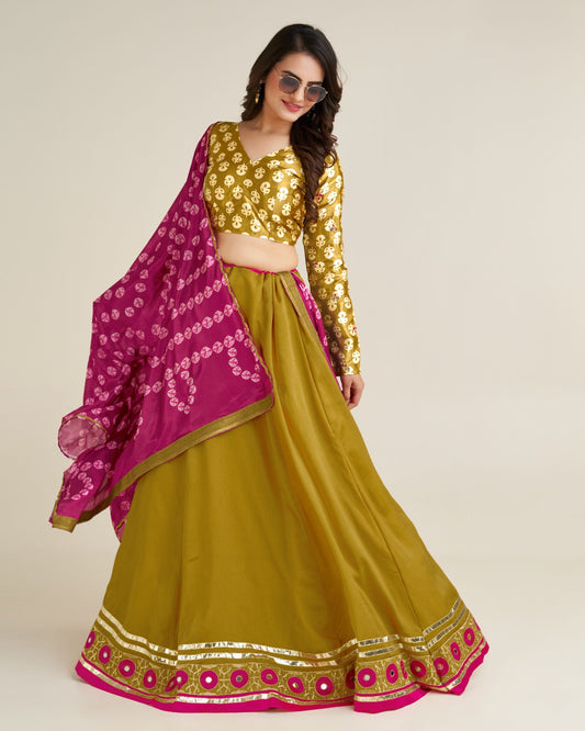 Lehenga Chaniya Choli imprimé spécial de Navratri jaune moutarde en soie vichitra et broderies miroirs