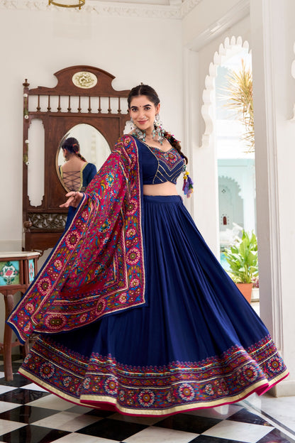 Lehenga de Navratri bleu marine en soie imprimé Gamthi et Gota Patti COLLECTION SNEHA