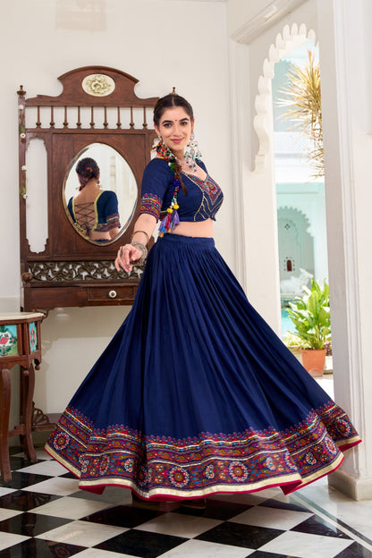 Lehenga de Navratri bleu marine en soie imprimé Gamthi et Gota Patti COLLECTION SNEHA