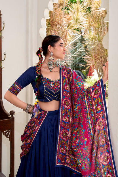 Lehenga de Navratri bleu marine en soie imprimé Gamthi et Gota Patti COLLECTION SNEHA