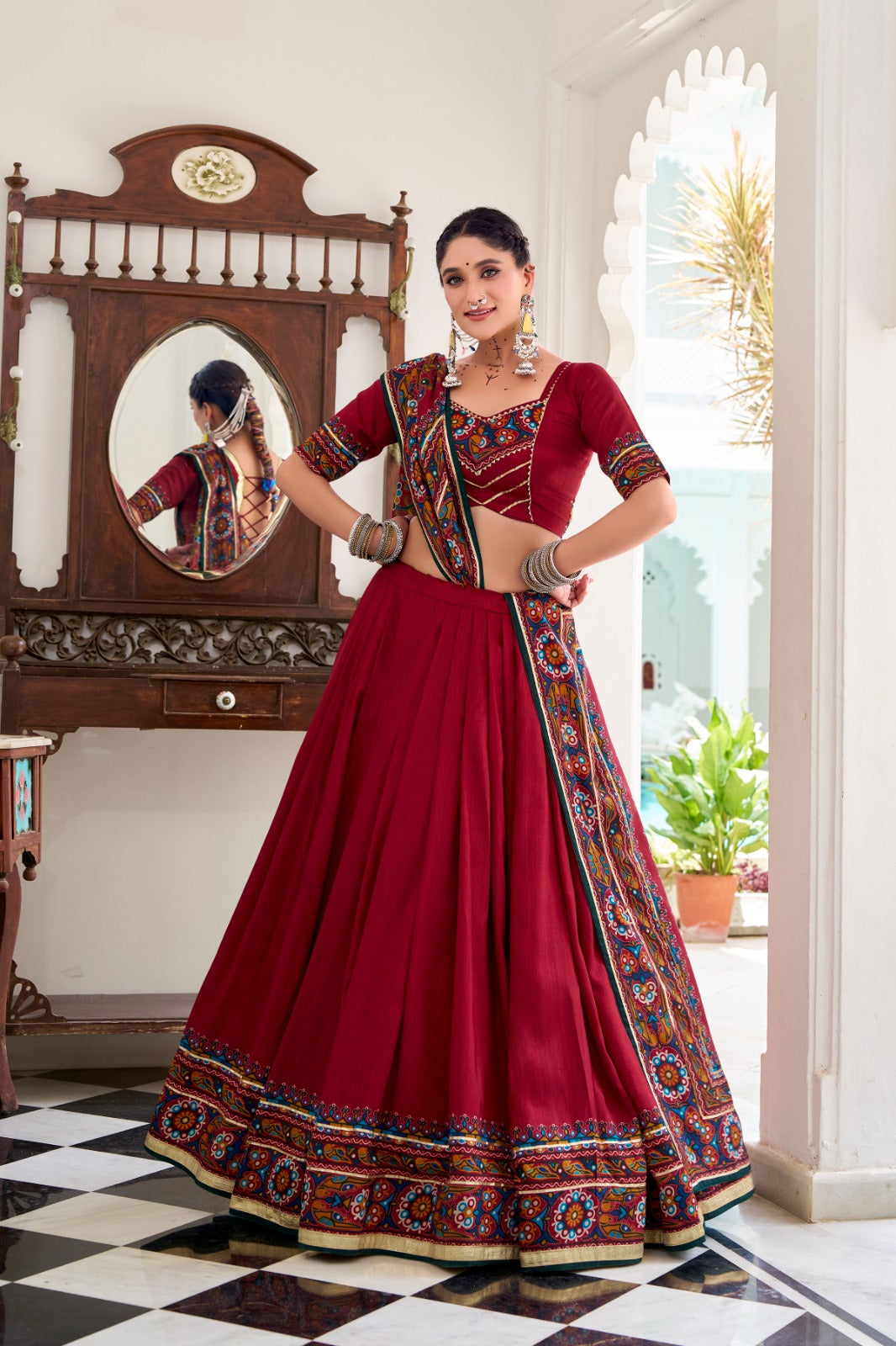Lehenga de Navratri rouge en soie imprimé Gamthi et Gota Patti COLLECTION SNEHA