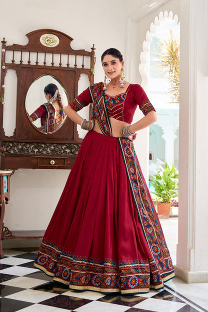 Lehenga de Navratri rouge en soie imprimé Gamthi et Gota Patti COLLECTION SNEHA