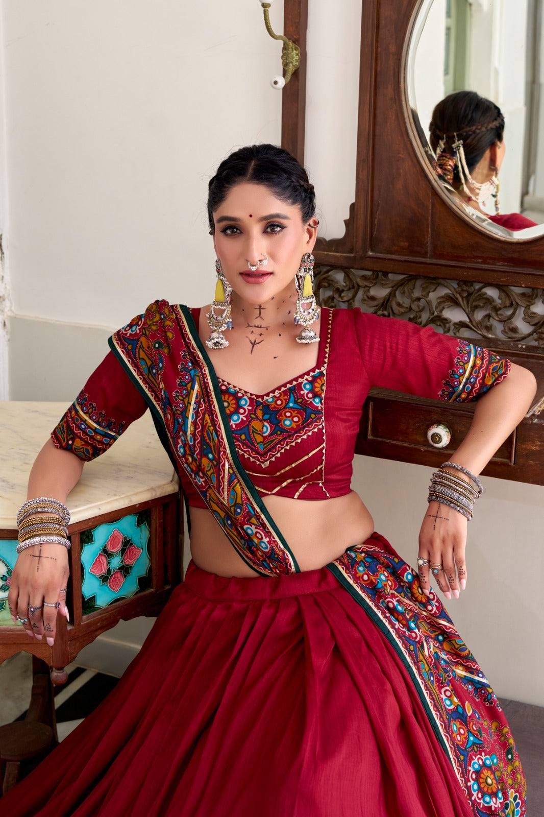 Lehenga de Navratri rouge en soie imprimé Gamthi et Gota Patti COLLECTION SNEHA