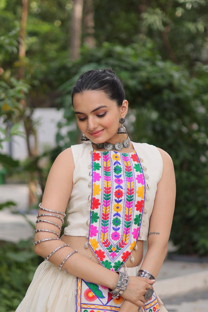 Lehenga choli Navratri Kutchi Gamthi beige avec détails multicouleurs
