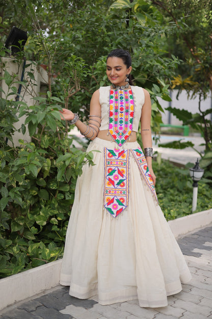 Lehenga choli Navratri Kutchi Gamthi beige avec détails multicouleurs
