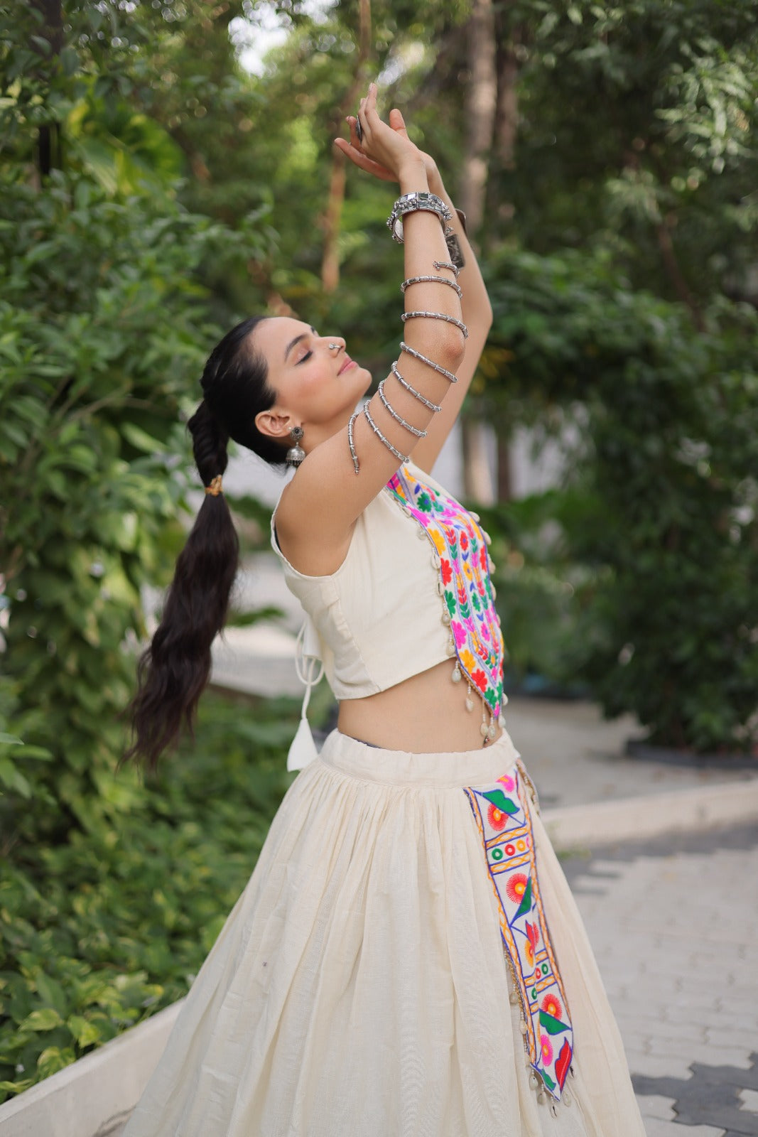 Lehenga choli Navratri Kutchi Gamthi beige avec détails multicouleurs