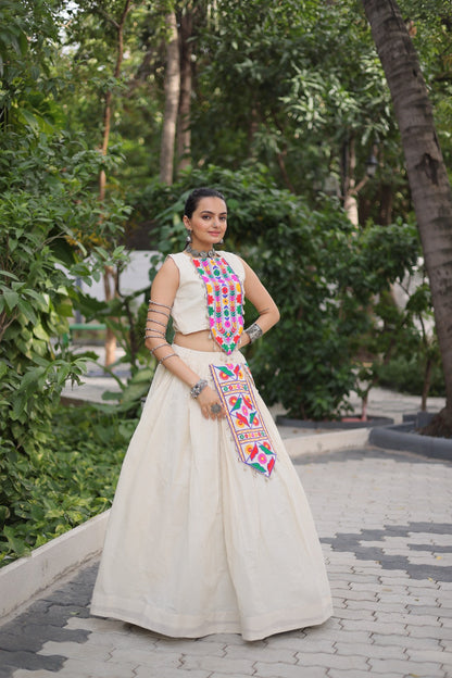 Lehenga choli Navratri Kutchi Gamthi beige avec détails multicouleurs