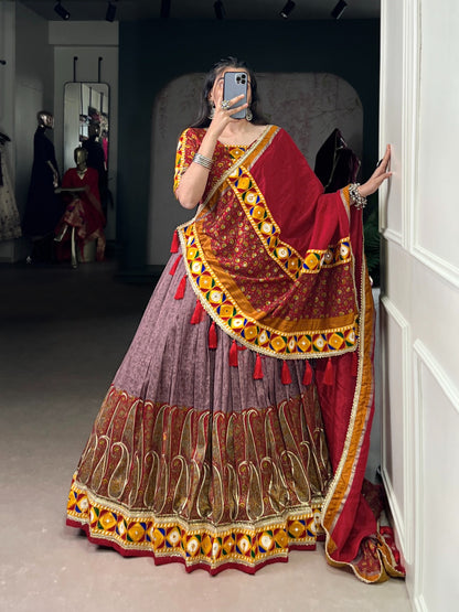 Lehenga choli Navratri Imprimé traditionnel Cachemire jaune et rouge en soie