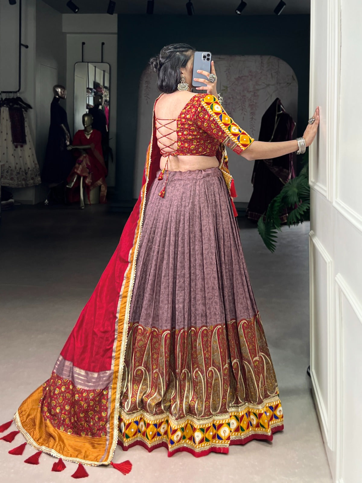 Lehenga choli Navratri Imprimé traditionnel Cachemire jaune et rouge en soie