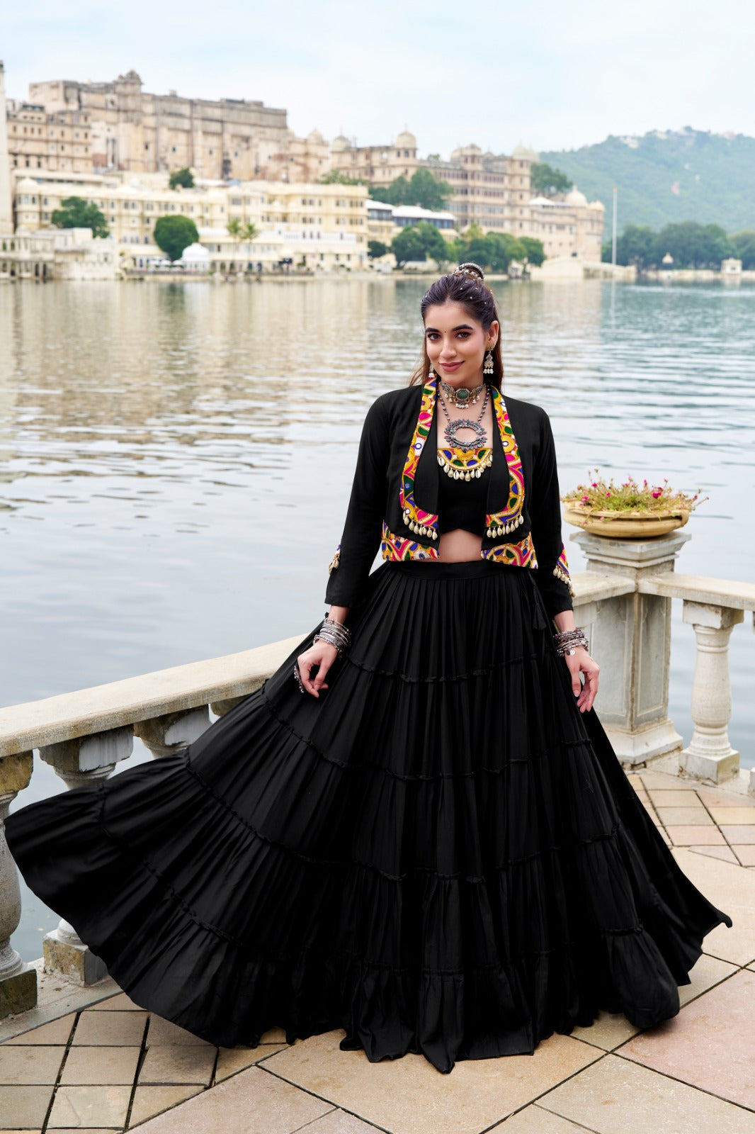 Lehenga choli avec koti veste noir Navratri COLLECTION KINJAL