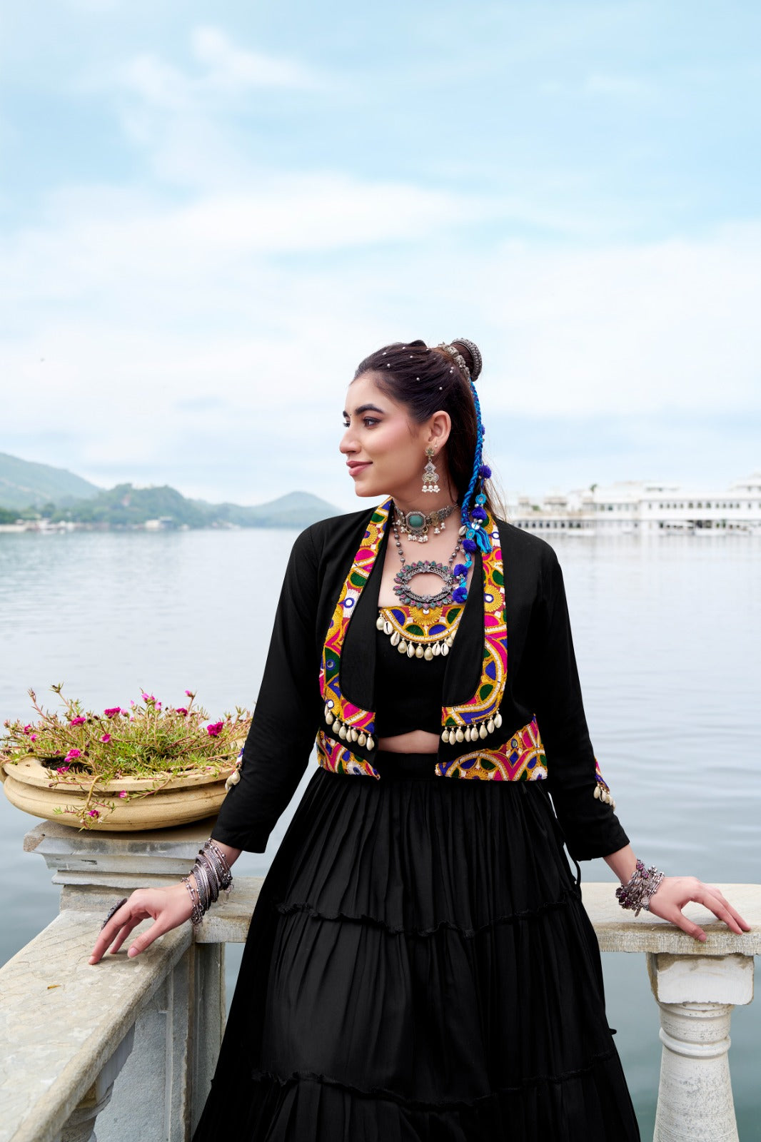 Lehenga choli avec koti veste noir Navratri COLLECTION KINJAL