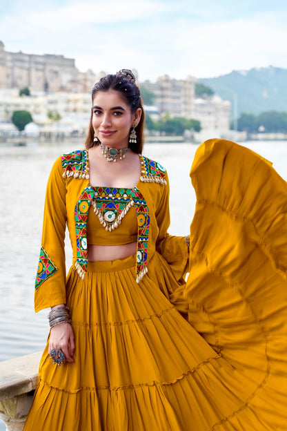 Lehenga choli 3 pièces avec koti veste Navratri COLLECTION KINJAL