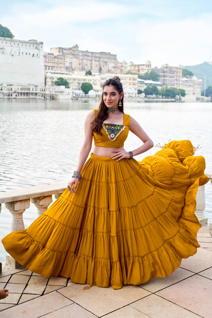 Lehenga choli 3 pièces avec koti veste Navratri COLLECTION KINJAL