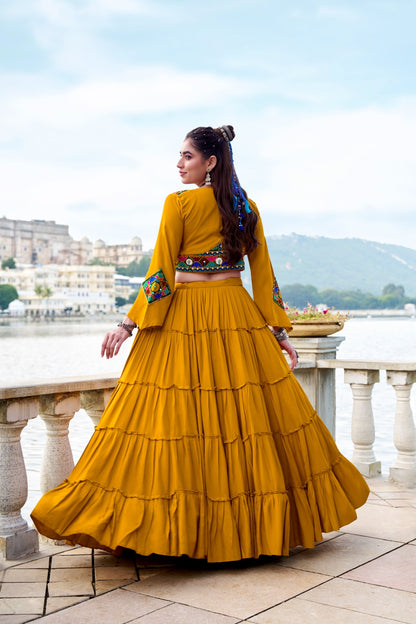Lehenga choli 3 pièces avec koti veste Navratri COLLECTION KINJAL