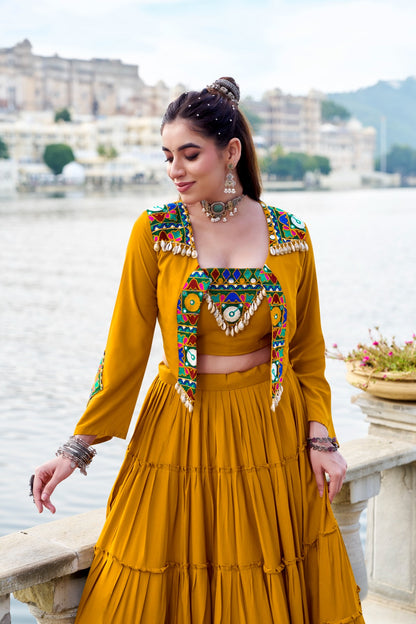Lehenga choli 3 pièces avec koti veste Navratri COLLECTION KINJAL