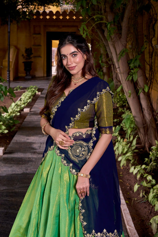 Eleganter rosa-grauer Braut-Lehenga mit Zarkan-Stickerei und Pailletten