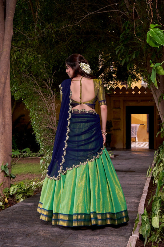Eleganter rosa-grauer Braut-Lehenga mit Zarkan-Stickerei und Pailletten