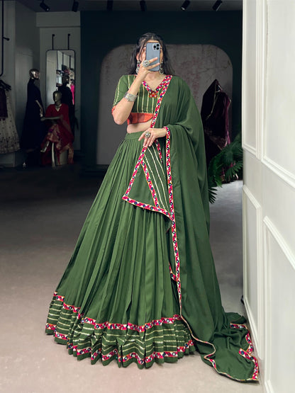 Lehenga de Navratri vert en travail de miroir