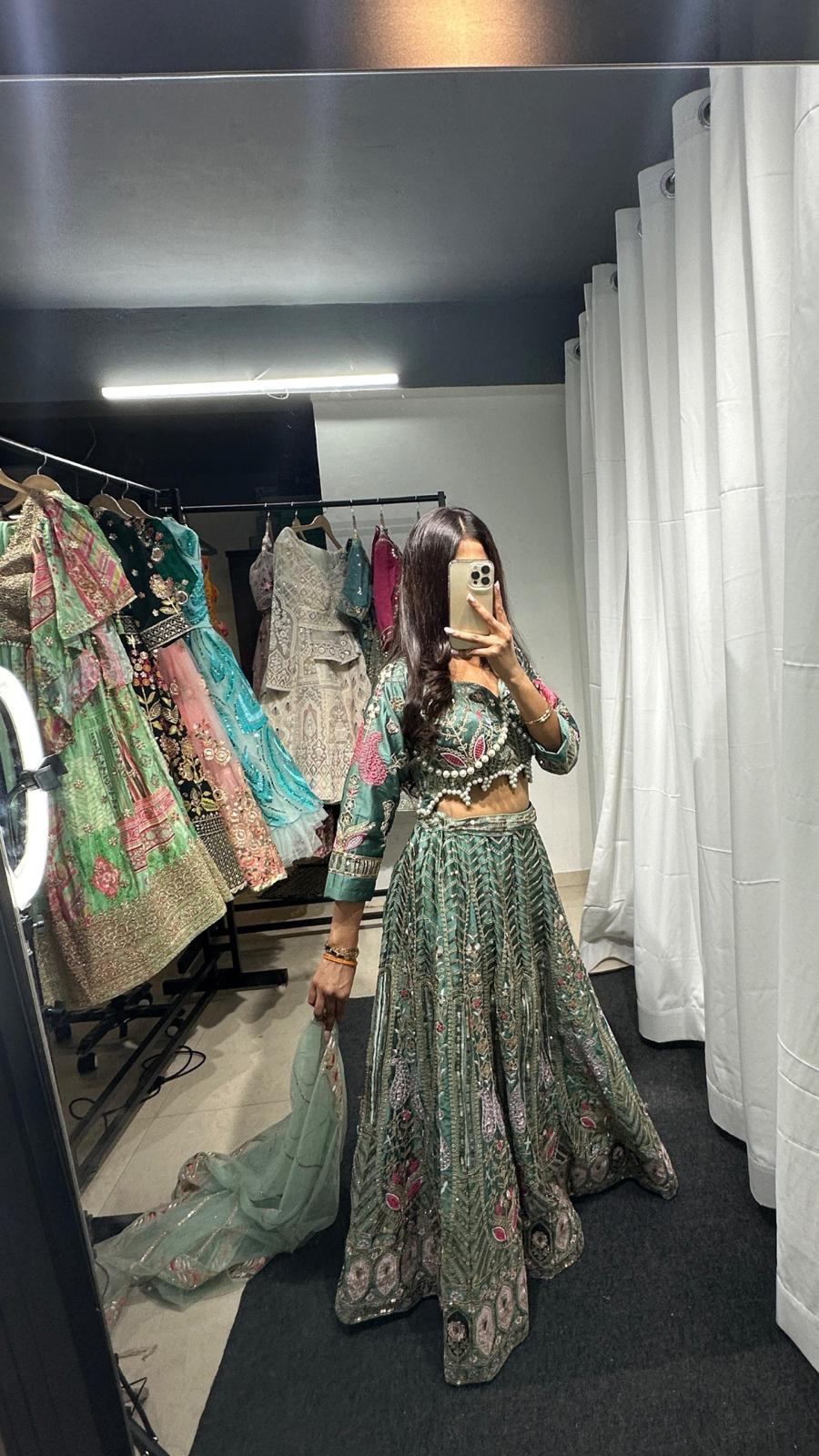 Eleganter rosa-grauer Braut-Lehenga mit Zarkan-Stickerei und Pailletten