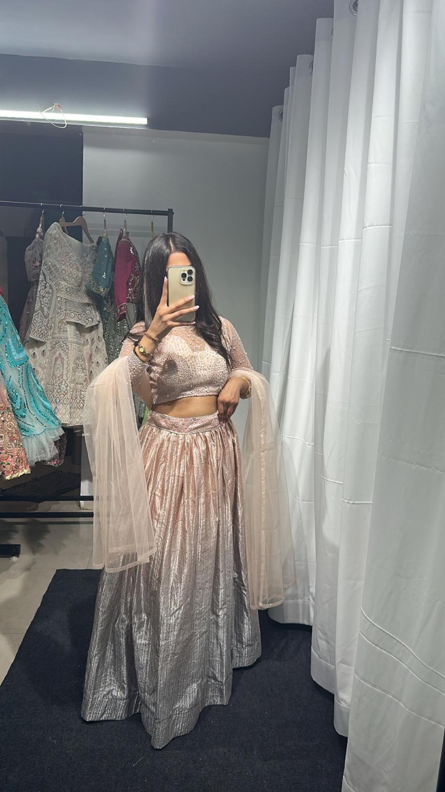 Eleganter rosa-grauer Braut-Lehenga mit Zarkan-Stickerei und Pailletten