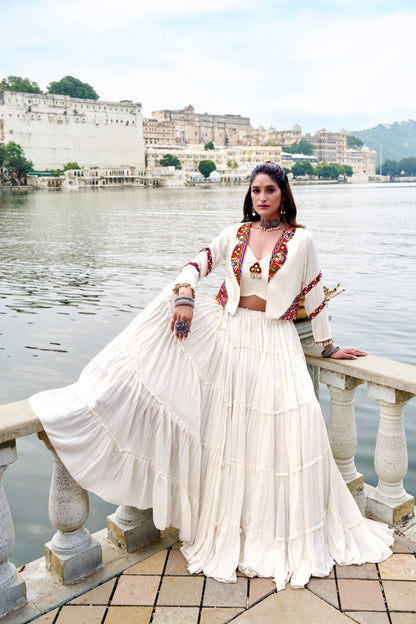 Lehenga choli blanc avec koti veste Navratri COLLECTION KINJAL