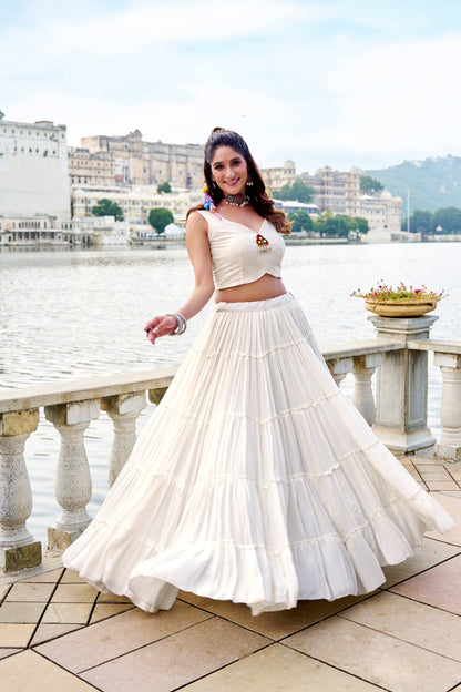 Lehenga choli blanc avec koti veste Navratri COLLECTION KINJAL