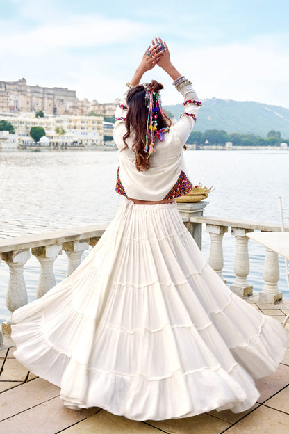 Lehenga choli blanc avec koti veste Navratri COLLECTION KINJAL