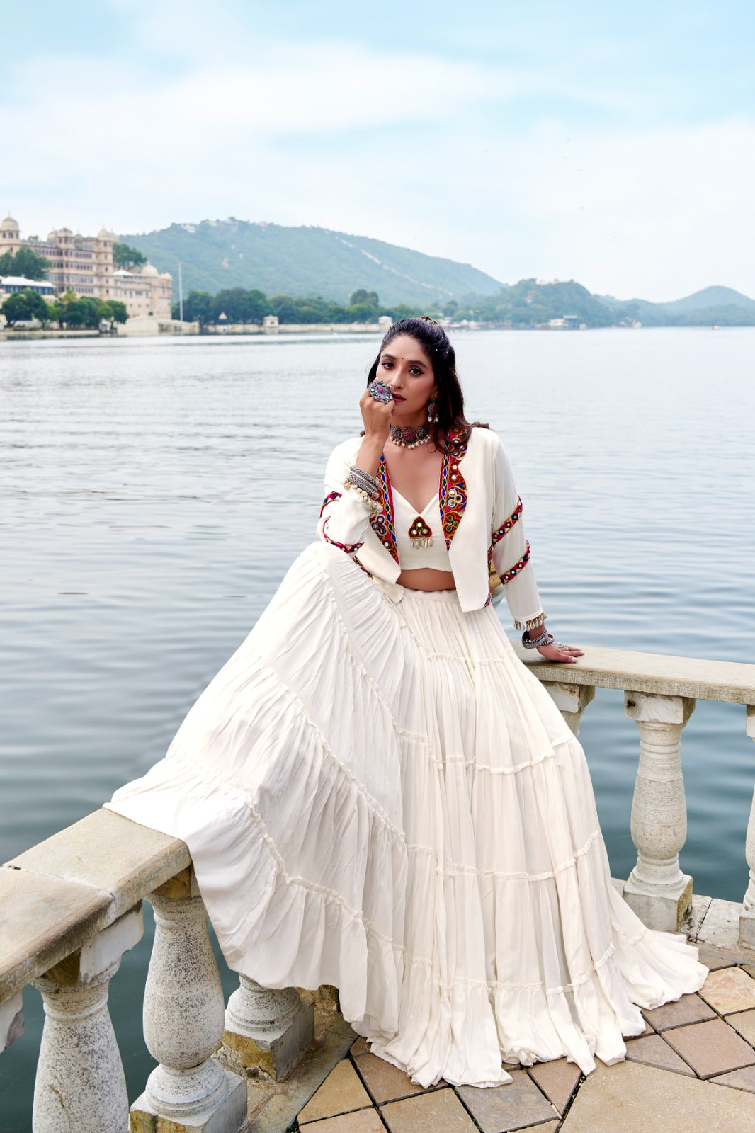 Lehenga choli blanc avec koti veste Navratri COLLECTION KINJAL