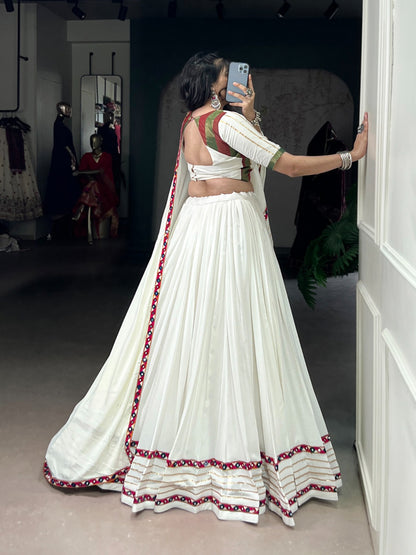 Lehenga de Navratri blanc en travail de miroirs en rayon