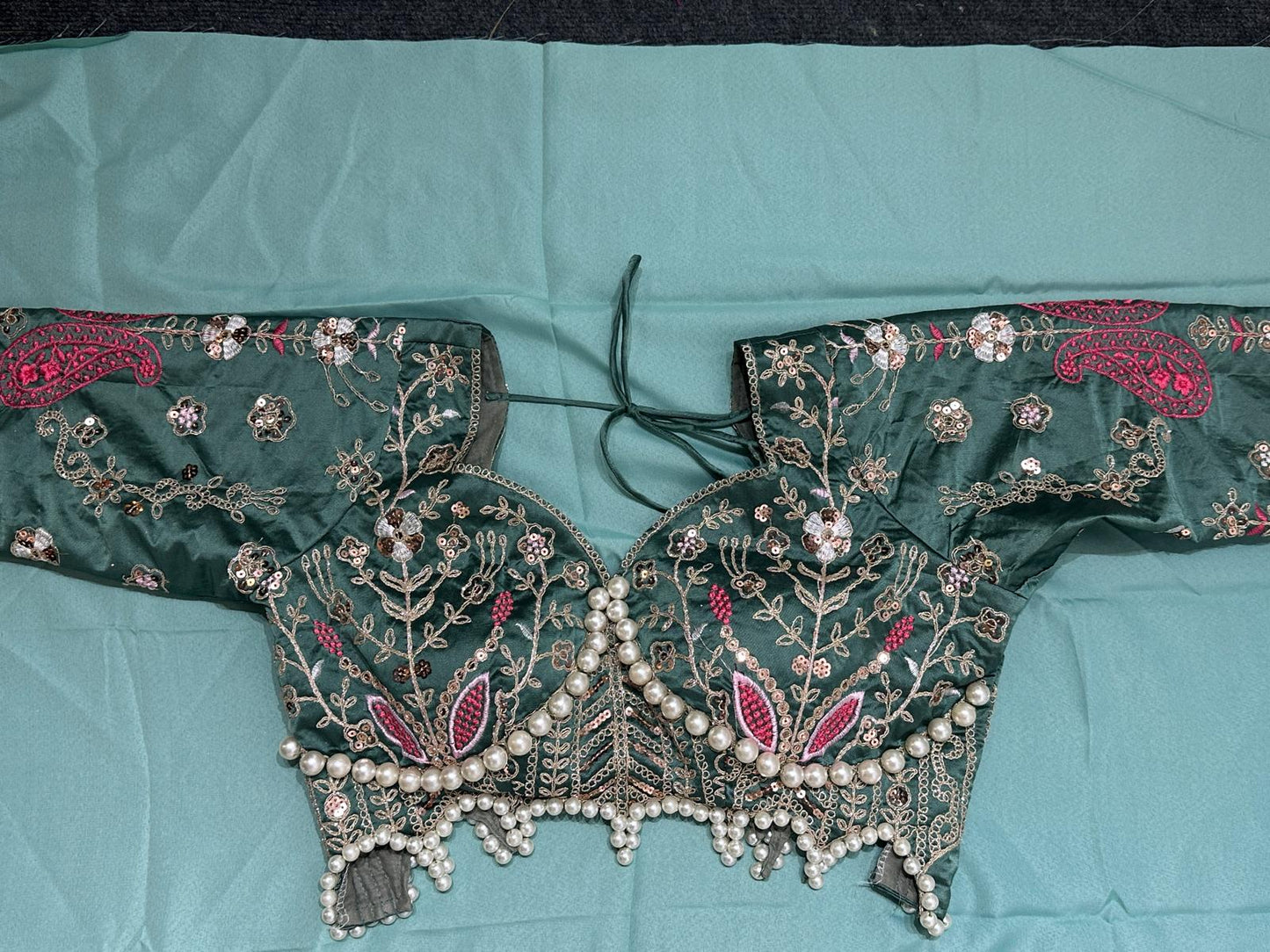 Eleganter rosa-grauer Braut-Lehenga mit Zarkan-Stickerei und Pailletten