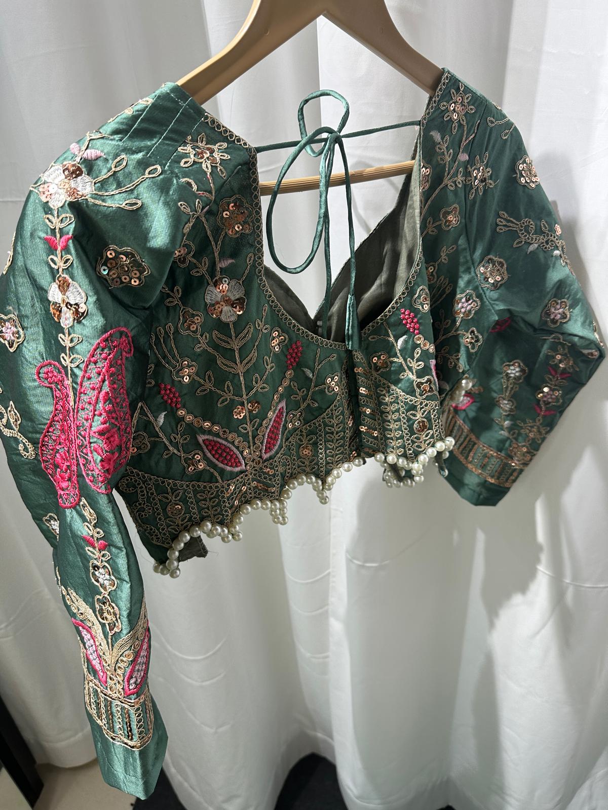 Eleganter rosa-grauer Braut-Lehenga mit Zarkan-Stickerei und Pailletten