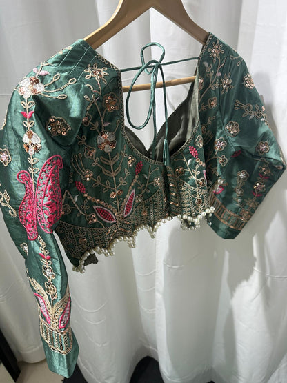 Eleganter rosa-grauer Braut-Lehenga mit Zarkan-Stickerei und Pailletten