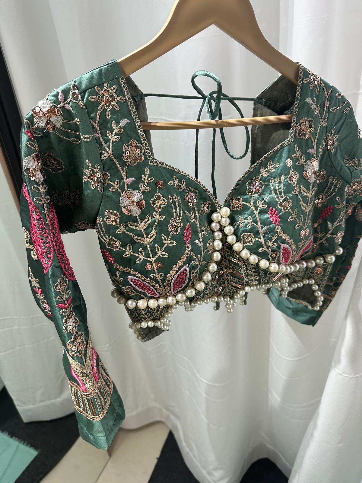 Eleganter rosa-grauer Braut-Lehenga mit Zarkan-Stickerei und Pailletten