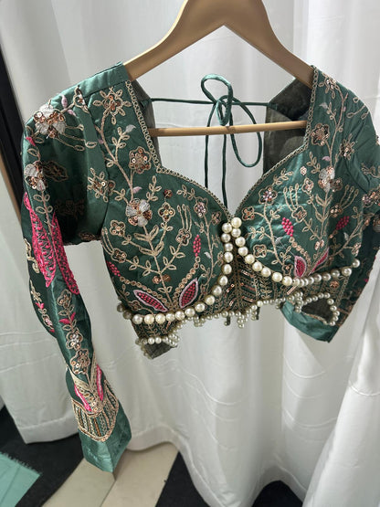 Eleganter rosa-grauer Braut-Lehenga mit Zarkan-Stickerei und Pailletten