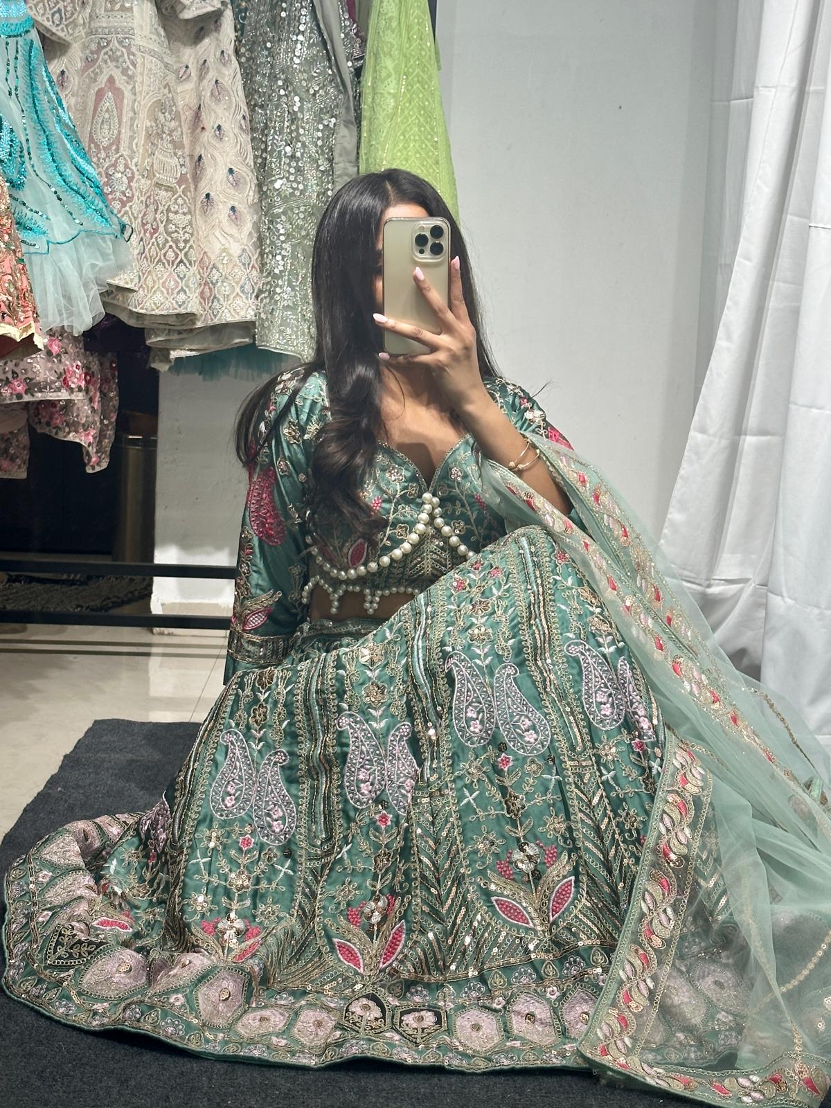 Eleganter rosa-grauer Braut-Lehenga mit Zarkan-Stickerei und Pailletten