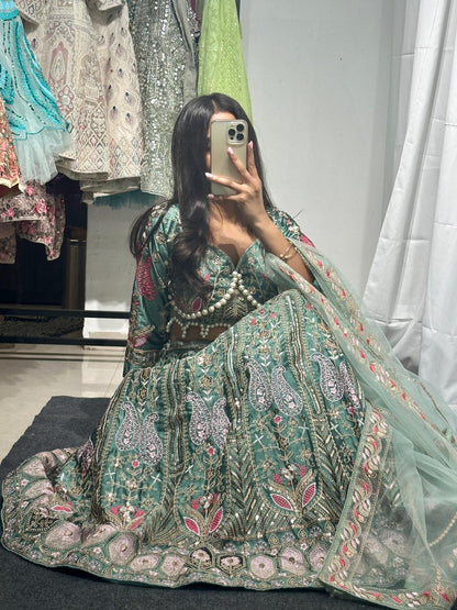 Eleganter rosa-grauer Braut-Lehenga mit Zarkan-Stickerei und Pailletten