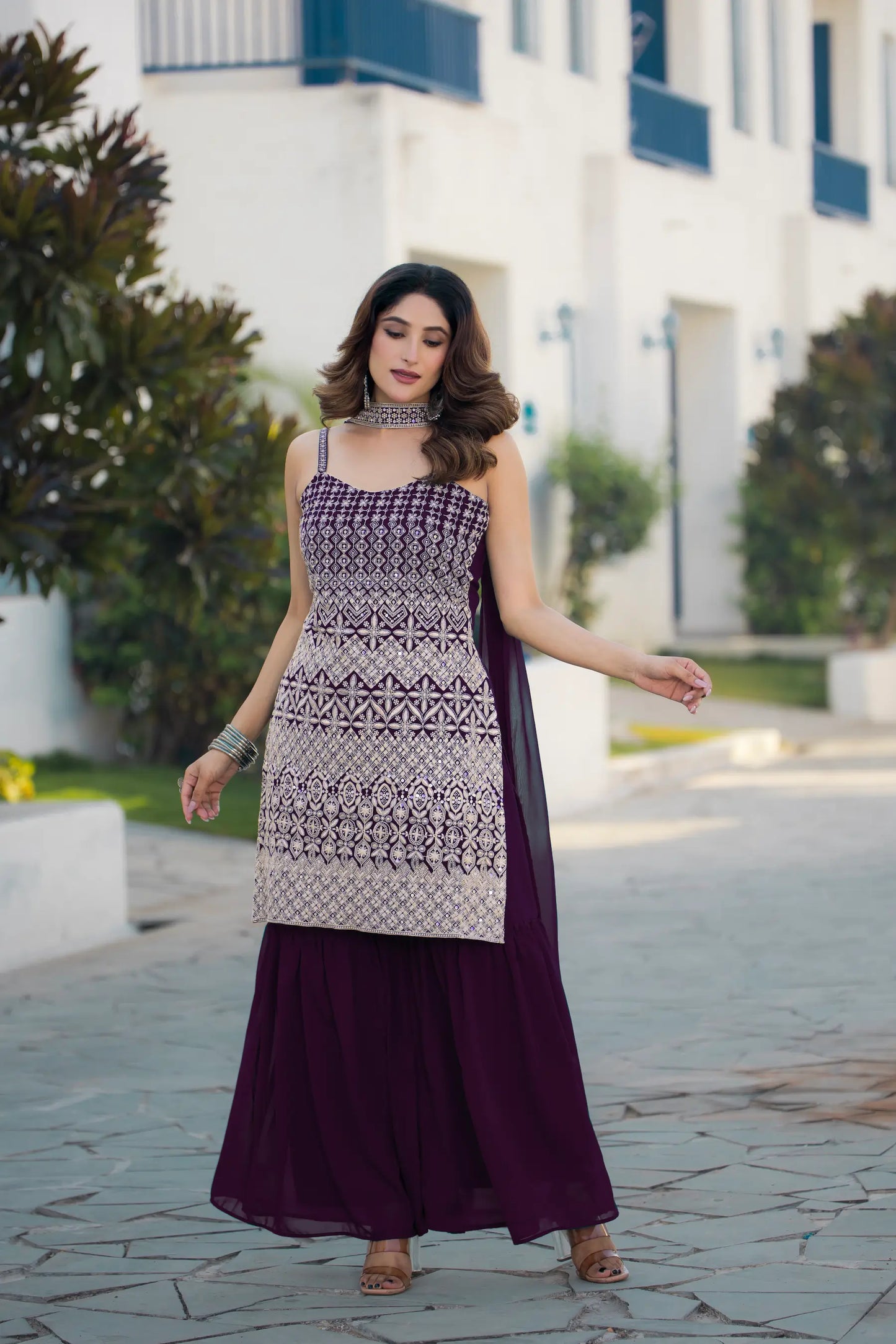 Salwar kameez bordeaux en georgette avec broderie à sequins