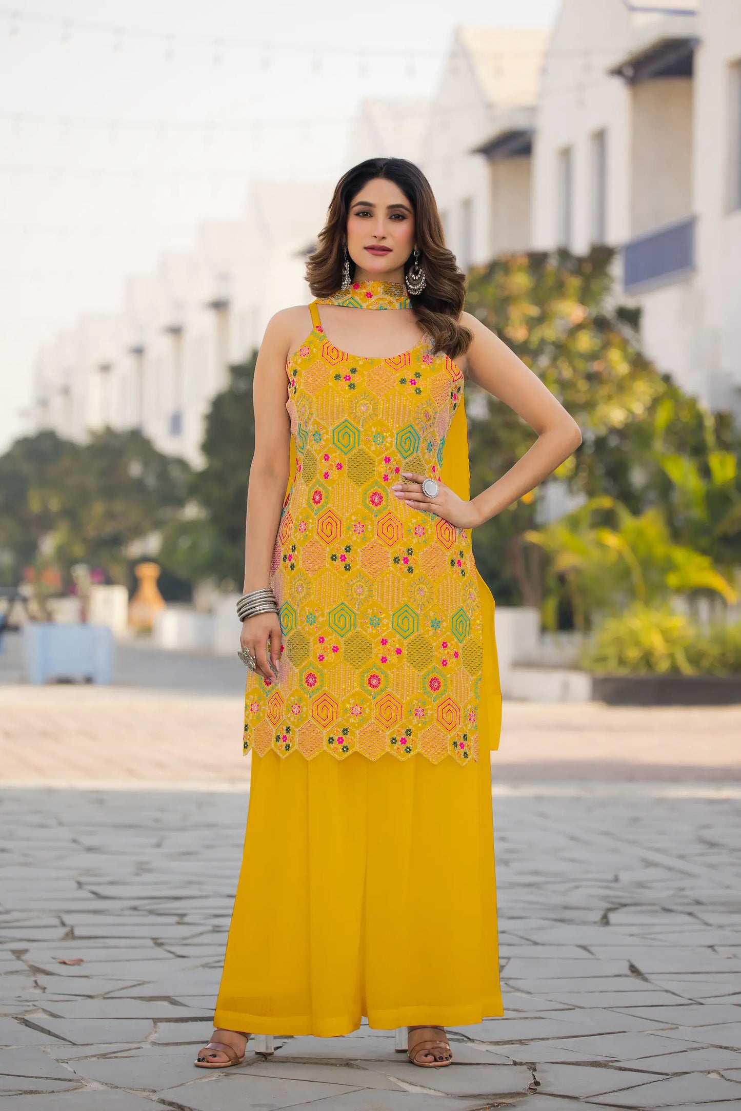 Ensemble Salwar Jaune en Chinon avec Broderie à Sequins