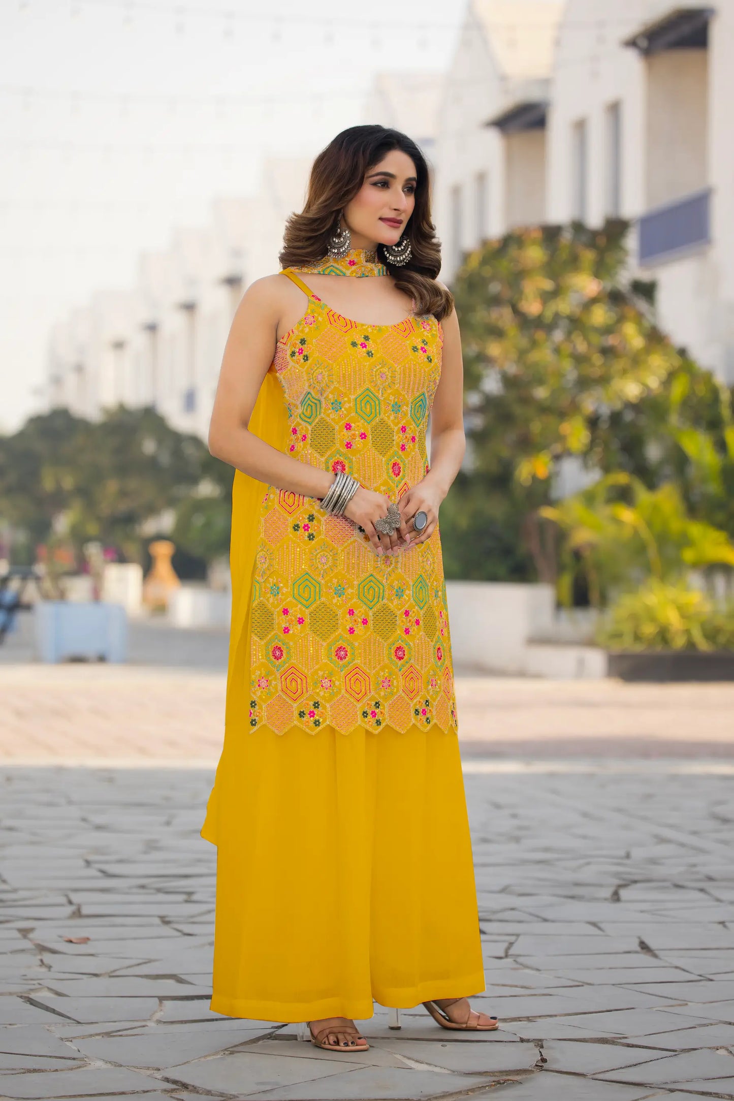Ensemble Salwar Jaune en Chinon avec Broderie à Sequins