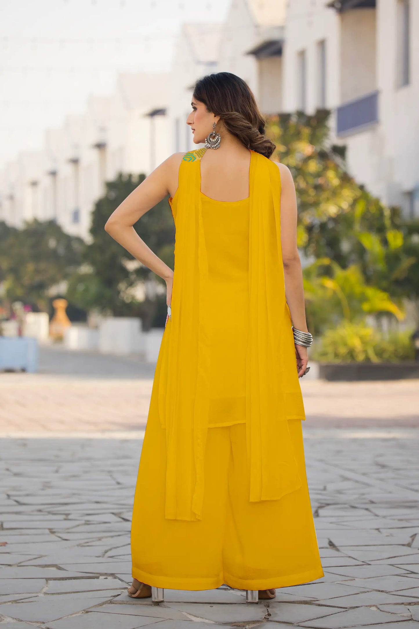 Ensemble Salwar Jaune en Chinon avec Broderie à Sequins