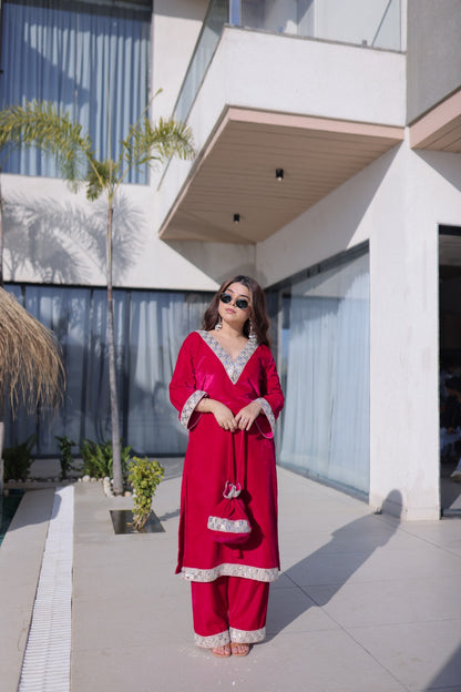 Ensemble Salwar Suit rouge vif et argenté en velours et zari avec sac style batwa assorti COLLECTION ZOYA